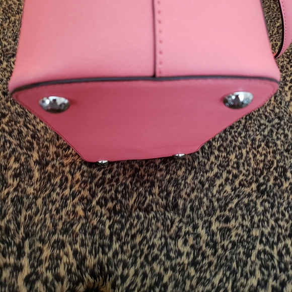 Michael Kors Pocket Tote w/ Matching Wristet - Picture 11 of 13